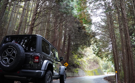 コースを走るJeep